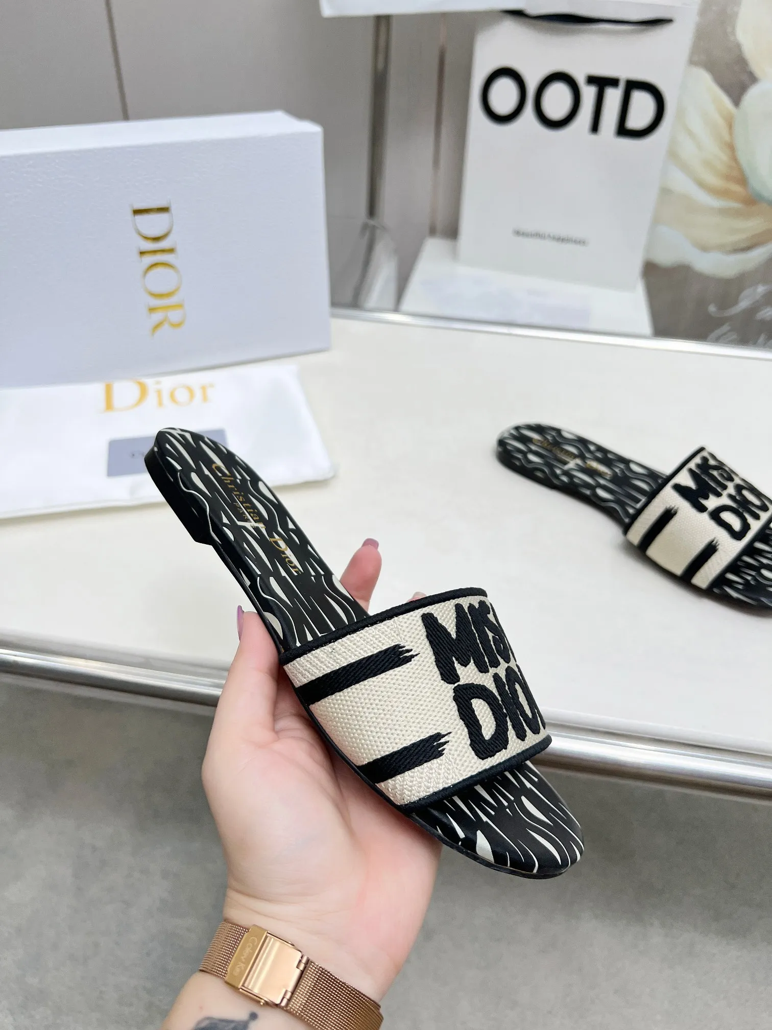 👟👟Ex-factory price 300👟👟 •Dior women's presbyopic embroidered leather-soled slippers Christian Dior has always been synonymous with magnificence and elegance, and has always been at the top of the fashion world👍 What is particularly worth mentioning is: the embroidered ✨ pattern on the sole, which reproduces one of the cherished symbols of Christian Dior✅More than a hundred colors to choose from ◽️️Upper: selected top-quality embroidered cotton ◽️Inner lining: imported sheepskin ◽Number 35-40 (41.42.43 customized)